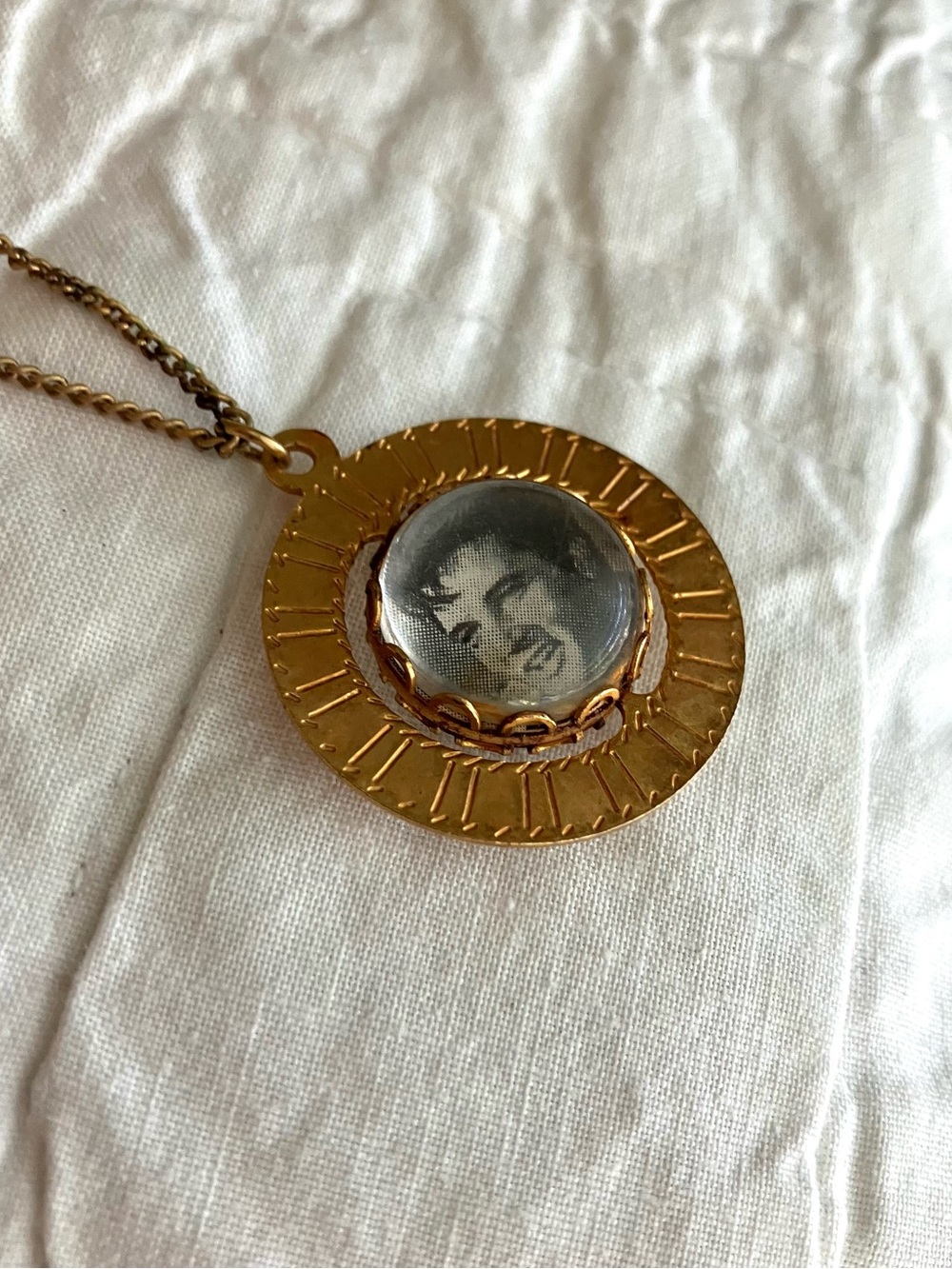 Vintage Elvis Presley portrait life remembrance gold tone necklace